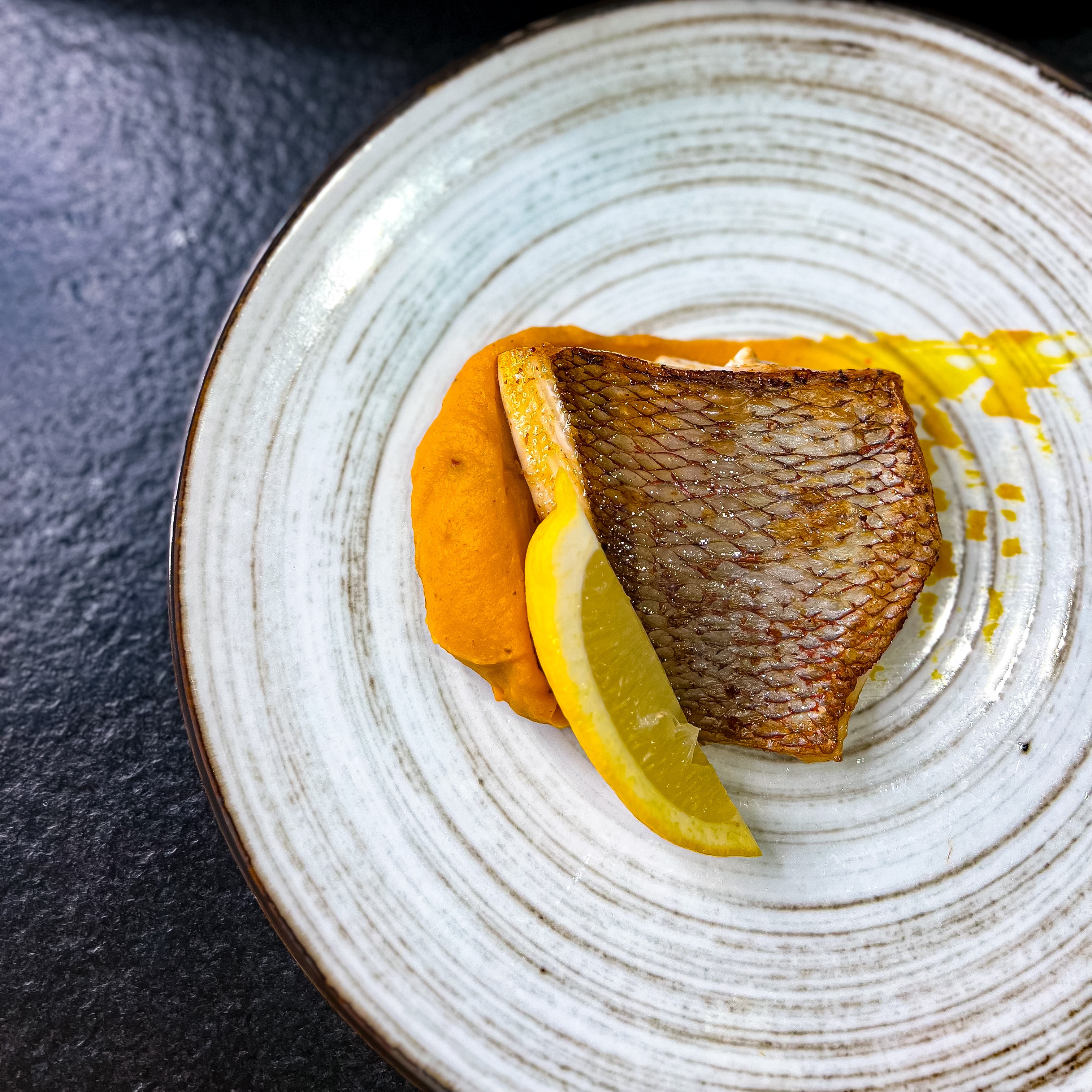 Smażona dorada Madai na puree z pieczonej dyni